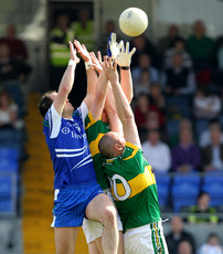 General view of players contesting a high ball 11/4/2010