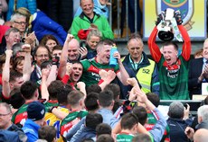 Ryan O'Donoghue lifts the trophy 17/6/2018