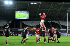 Tom Ahern claims a line out22/3/2024