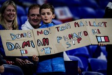 A young France fan asks for the shirt of Damian Penaud 16/3/2024