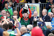 Ryan O'Donoghue lifts the trophy 17/6/2018