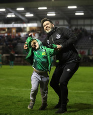 Stephen Bradley celebrates with Mason Byrne after the game 15/3/2024