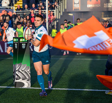 Morne Ferreira takes the match ball from the plinth ahead of the game 19/10/2024