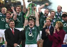 Brian O'Driscoll lifts the RBS Six Nations trophy 3/3/2014
