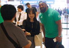 Bundee Aki poses with a fan 26/6/2024