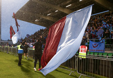 Kevin Doherty waves a flag in front of the supporters 16/11/2024