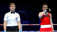Kellie Harrington (right) with referee Jovana Ugrenovic 23/4/2024