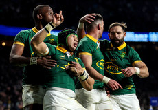 Cheslin Kolbe celebrates after scoring a try with teammates 16/11/2024