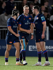 Duhan van der Merwe celebrates after scoring a try with teammates 19/10/2024