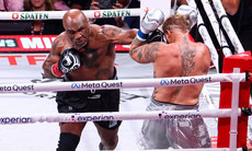 Mike Tyson lands a punch on Jake Paul 15/11/2024