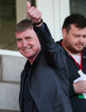 Stephen Kenny acknowledges young supporters at Turners Cross 12/9/2023