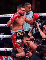 Abel Ramos celebrates believing he won the fight 15/11/2024