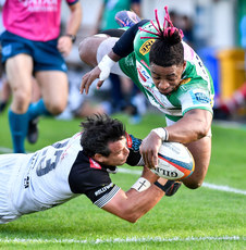 Paolo Odogwu scores a try despite Francois Venter 12/10/2024