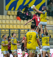 Matteo Canali wins a lineout 19/10/2024