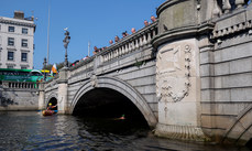 Competitors pass under O’Connell Bridge during the men’s race 7/9/2024
