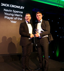 Darren Cave presents the Young Men’s Player of the Year award to Jack Crowley 17/5/2023 