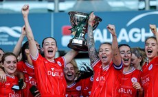 Pearl Slattery and Rachel Graham lift the cup 20/10/2024 