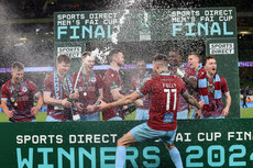 Drogheda United players lift the cup 10/11/2024