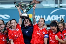 Pearl Slattery and Rachel Graham lift the cup 20/10/2024 