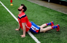 Niall Madine stretches during the warm up 5/5/2019