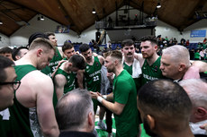 Sean Flood speaks to his teammates after the game 21/11/2024