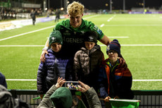 Hugh Gavin poses for photos with young fans after the game 19/10/2024 