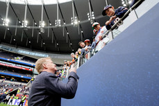 Roger Goodell with young fans before the game 15/10/2024