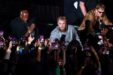 Jake Paul makes his entrance with his brother Logan 15/11/2024