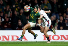 Cheslin Kolbe runs in to score a try 16/11/2024