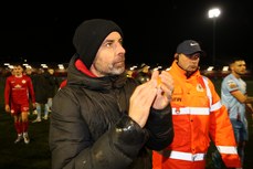 Tiernan Lynch applauds the fans after his last game in charge 19/11/2024