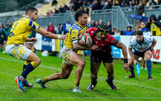 Edwill van der Merwe on his way to scoring a try despite Alessandro Fusco and Jacopo Trulla 19/10/2024