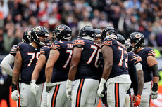 The Chicago Bears huddle during the game 15/10/2024