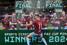 Drogheda United players lift the cup 10/11/2024