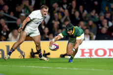 Cheslin Kolbe runs in to score a try 16/11/2024