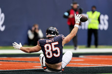 Cole Kmet celebrates scoring a touchdown 15/10/2024