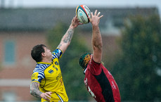 Davide Ruggeri and Ruben Schoeman compete in a lineout 19/10/2024