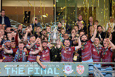 Drogheda United players lift the cup 10/11/2024