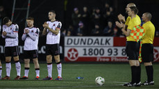 The Dundalk team stands for a moments applause in memory of Dundalk fan Maxi, who passed away recently 18/10/2024