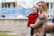 Amy Bellinghurst and her daughter, 2-year old Penny Sullivan watch the horses in the parade ring 19/5/2023 