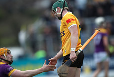 Conal Cunning shakes hands with Simon Donohoe after the game 27/4/2024