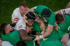 Maro Itoje surrounded by Irish players in a maul 18/3/2023