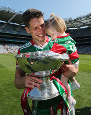 Lee Keegan celebrates after the game with his daughter Lile 25/7/2021
