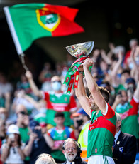 Aidan O'Shea lifts the J.J. Nestor Cup as Mayo are Connacht champions 25/7/2021