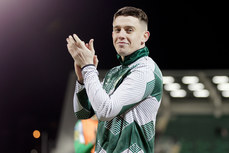 Gary O'Neill applauds the fans after the game 29/3/2024