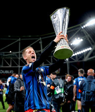 Mario Pašalić celebrates with the trophy 22/5/2024