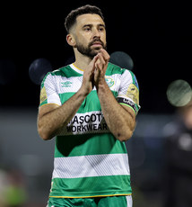 Roberto Lopes applauds the fans after the game 29/3/2024