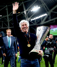 Gian Piero Gasperini celebrates with the trophy 22/5/2024