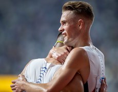 Filip Ingebrigtsen congratulates his brother  Henrik after the race 27/9/2019