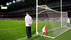 A view of an umpire with a white and red flag 18/10/2024