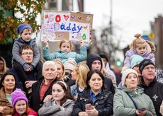 A group of spectators with three young children on their shoulders 27/10/2024 